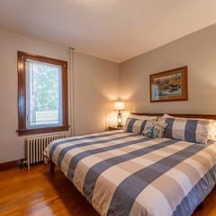 Ely Group Retreat 5 bedrooms, 3 Bath, Huge Lawn