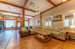 A Taste of Ely 4BR Apartment with Sauna