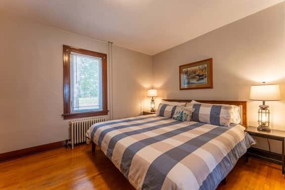 Ely Group Retreat 5 bedrooms, 3 Bath, Huge Lawn - Image 1