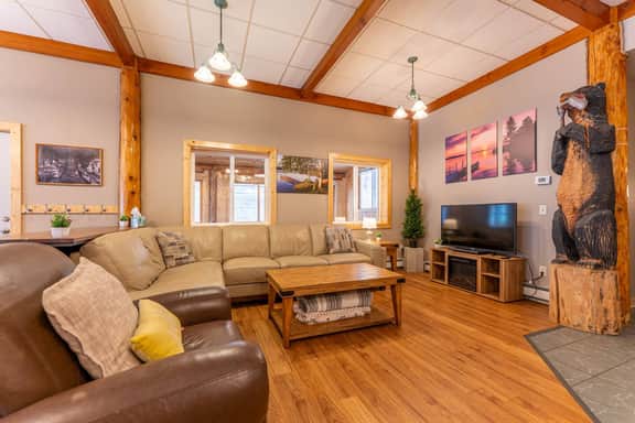 A Taste of Ely 4BR Apartment with Sauna