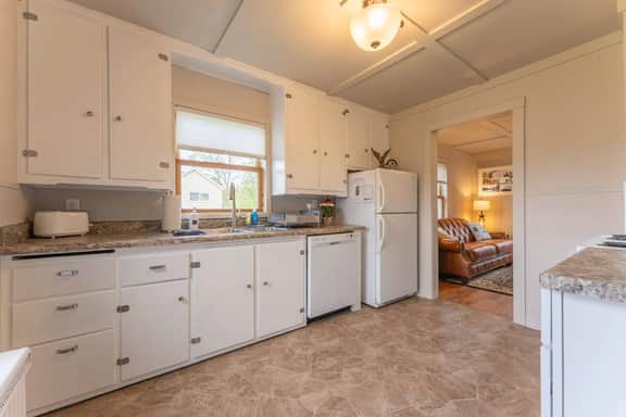 Camp Street Haven: 2 Bedroom recently remodeled