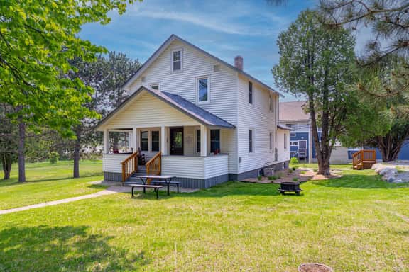 Ely Group Retreat 5 bedrooms, 3 Bath, Huge Lawn