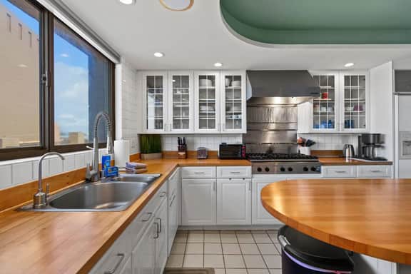 Lux Ocean View Penthouse 2 Kings+, Steps to Beach